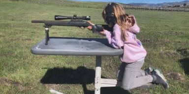 Riesenwirbel: Pinks Tochter (7) schießt mit echtem Gewehr
