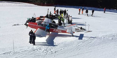 Skurril: Flugzeug streift Skifahrerin