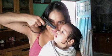 Schock-Foto: Mutter richtet Waffe auf Baby