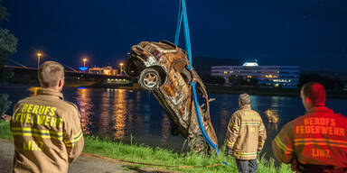 Unter Wasser: Auto in Donau entdeckt