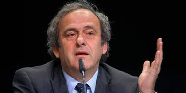 Platini fordert Blatter zum Rücktritt auf
