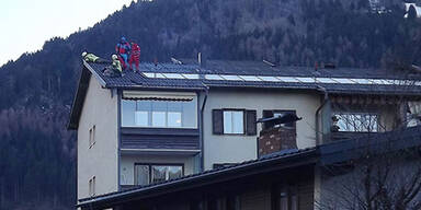 Gleitschirm-Pilot landet auf Hausdach