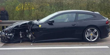 Neuer Luxus-Ferrari auf Autobahn geschrottet