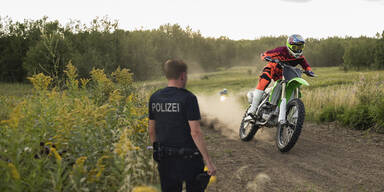 Junger Motocross-Lenker überfährt Polizisten