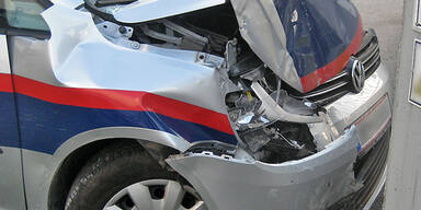 Bei Einsatzfahrt Unfall mit Polizeiauto
