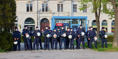 Polizisten bei Demo im Votivpark