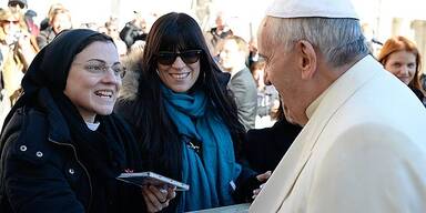 Singende Nonne trifft Papst: "Like a Virgin"