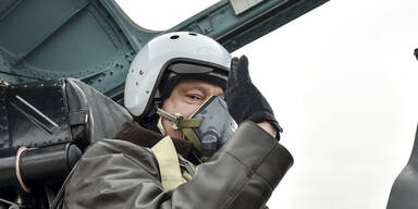 Poroschenko posiert im Kampfbomber