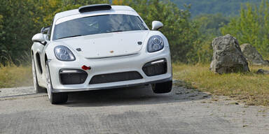Porsche jagt Cayman über Rallyestrecke