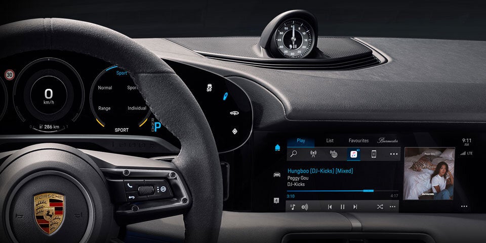 Porsche zeigt Cockpit des Taycan