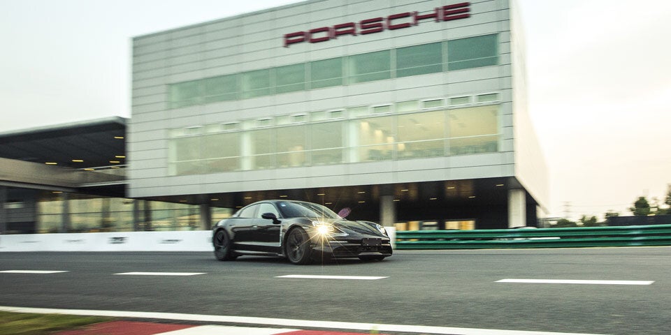 Porsche Taycan feierte Publikumspremiere
