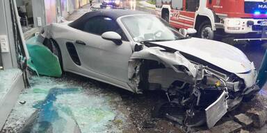 Spektakulärer Unfall: Luxus-Porsche kracht in Schaufenster
