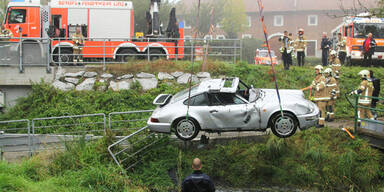 Porsche-Fahrer stirbt nach Crash unter Wasser