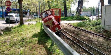 Lok der Liliputbahn im Wiener Prater entgleist
