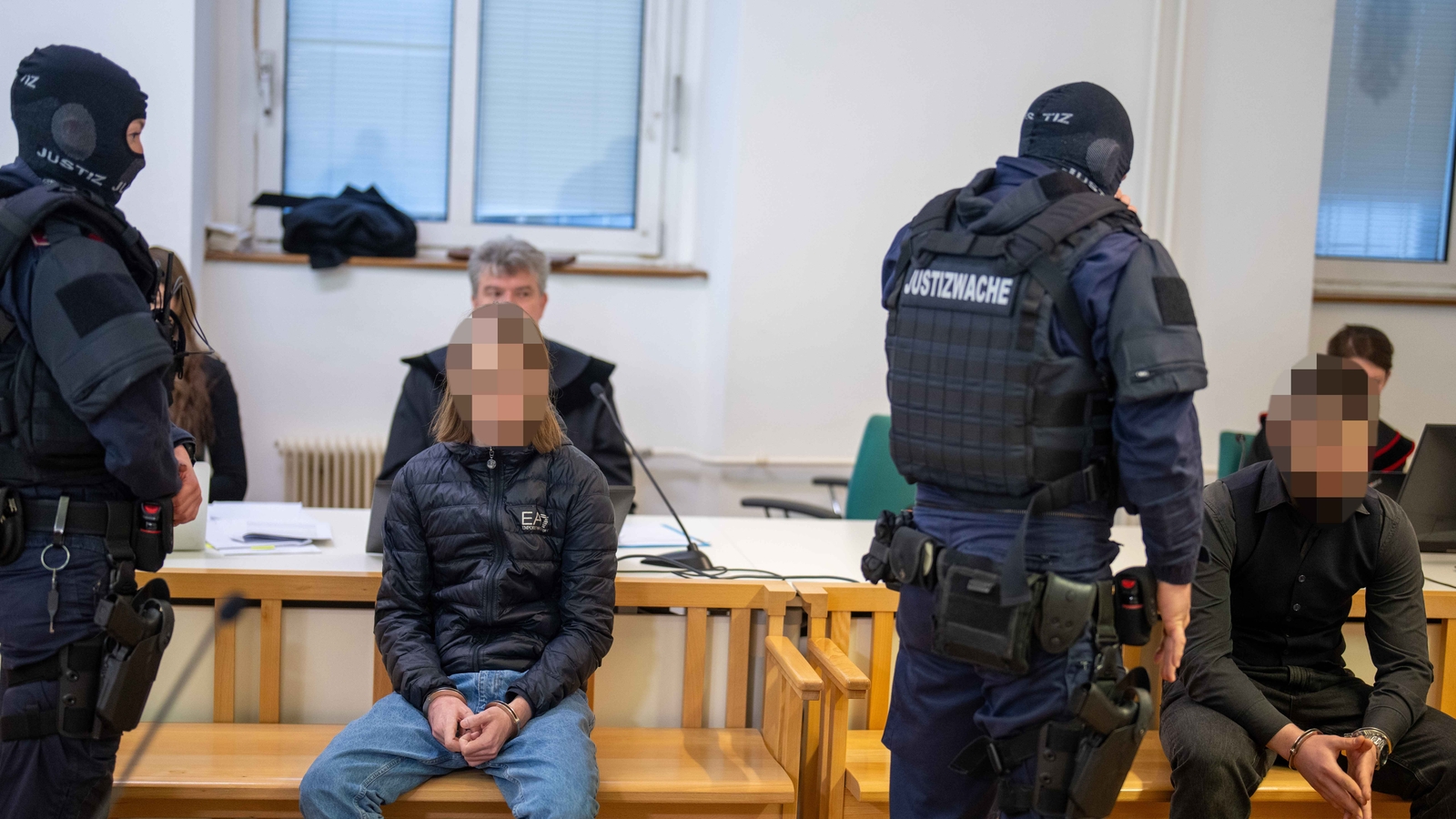 Je Zwei Jahre Unbedingt Für IS-Terroristen (17, 18) - Oe24.at