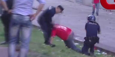 Polizist prügelt Fan vor seinen Kindern