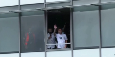 Messi winkt aus Fenster