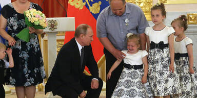 Hier bringt Putin kleines Mädchen zum Weinen