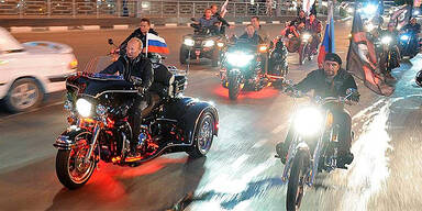 Putin kurvt auf Trike zu Biker-Treffen 