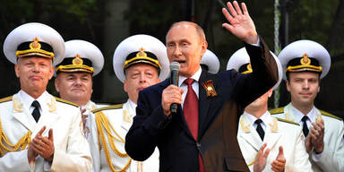 Putin nimmt Parade auf 
