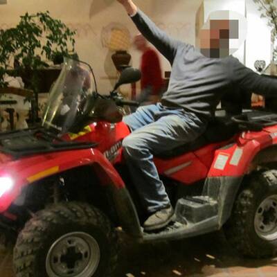 Betrunkener rast mit Quad in Hotel-Halle