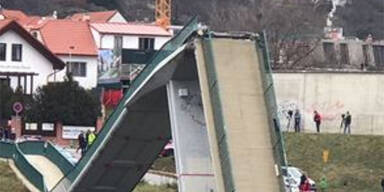 Prag: Brücke stürzt in die Moldau