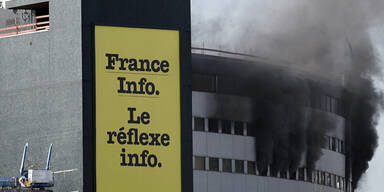 Mehrere Explosionen erschüttern Paris