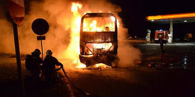 A2: Reisebus brennt auf Raststation aus 