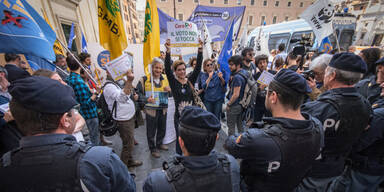 Krawalle bei Demo gegen Renzis Regierung