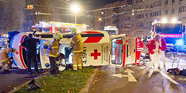Verletzte bei Unfall mit Rettung in Linz
