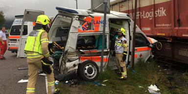 Horror-Crash: Rettungswagen von Zug erfasst