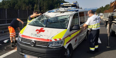 Rettungs-Auto crasht auf der Autobahn: Patientin verletzt