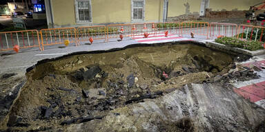 Wasserrohrbruch reißt riesiges Loch in Straße