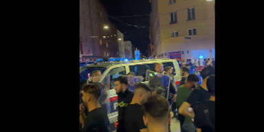 Austria- und Fenerbahce-Fans liefern sich wilde Straßenschlacht