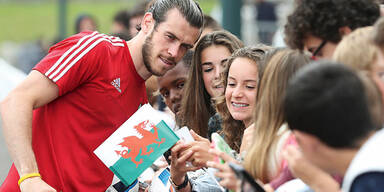 Verrückt: Bale-Truppe rückt mit eigenem Friseur an