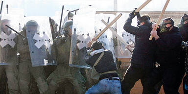 Serbische Hooligans  gegen KFOR-Soldaten.