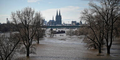 Der Rhein tritt über die Ufer