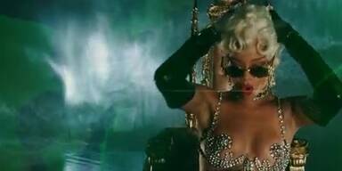 Rihanna supersexy in "Pour It Up"