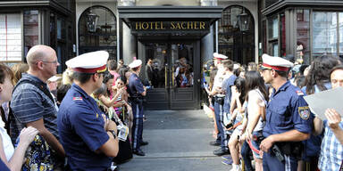 Rihanna-Fans belagern Hotel Sacher