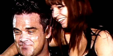 Robbie Williams holt Fan auf die Bühne
