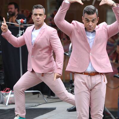 Robbie Williams macht den (rosa) Hampelmann 