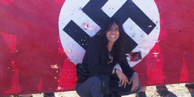 Rodriguez posiert vor Hakenkreuz-Flagge