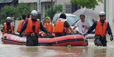 Japaner werden vor dem Taifun Roke in Sicherheit gebracht