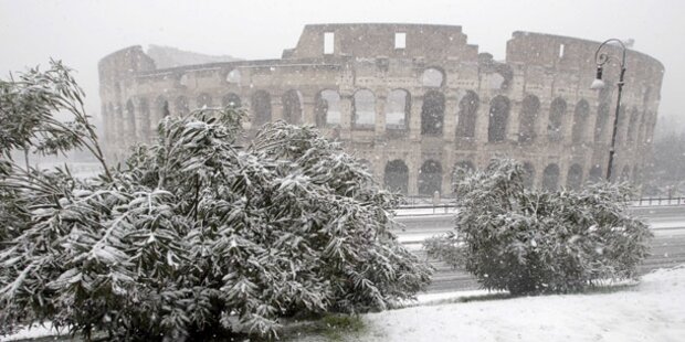Kolosseum nach Schnee geschlossen