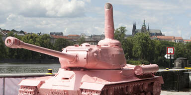 Pinker Panzer schwimmt durch Prag