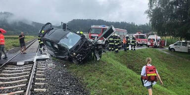 Vater & Tochter crashten mit Pkw in Zug - 27-Jährige tot