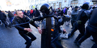 Polizei schlägt Anti-Putin-Demos brutal nieder
