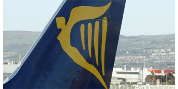 Ryanair-Passagiere bereit zu stehen