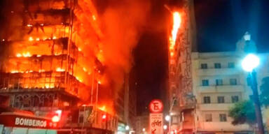 Horror: Brennendes Hochhaus stürzt ein