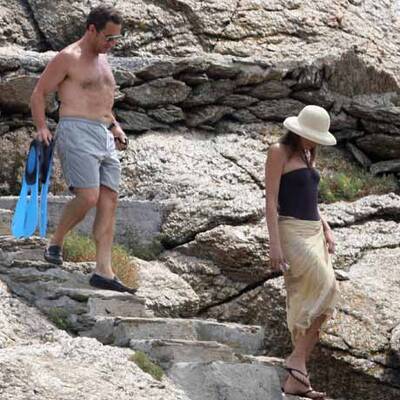 Badeurlaub: Die Sarkozys klettern ins Meer